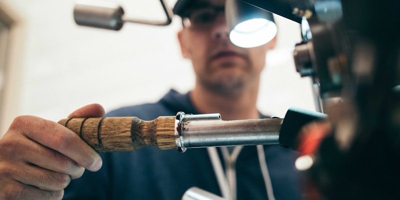 必一运动科技公司团队在现代化办公室中协作讨论的场景